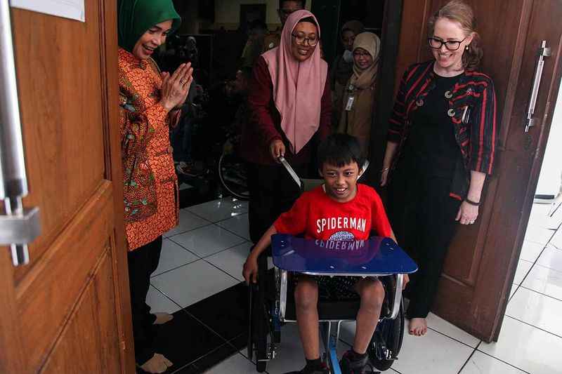 Ketua Tim Penggerak PKK Jateng Siti Atikoh Supriyanti (kiri) bersama Konsulat Jenderal Australia Fiona Hoggart (kanan) menyaksikan anak penyandang disabilitas yang didampingi orang tuanya mengoperasikan kursi roda seusai menerima kursi roda adaptif di Dinas Sosial Provinsi Jateng, Semarang, Jawa Tengah, Senin (28/8/2023). Dinas Sosial Jateng menerima hibah dari Pemerintah Australia berupa kursi roda adaptif sebanyak 341 unit untuk dibagikan kepada anak peyandang disabilitas se-Jateng yang tersebar di 35 kabupaten/kota. ANTARA FOTO/Makna Zaezar