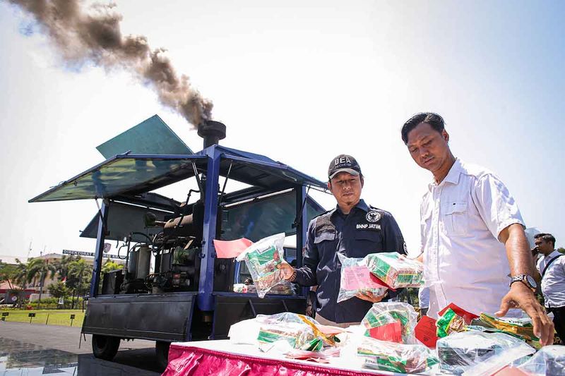 Petugas kepolisian dan BNNP Jatim menata barang bukti narkoba saat rilis ungkap kasus dan pemusnahan barang bukti narkoba di Polda Jawa Timur, Surabaya, Jawa Timur, Selasa (29/8/2023). Polda Jatim memusnahkan sejumlah barang bukti narkotika jenis sabu seberat 80,674 kg dan pil ekstasi sebanyak 13.272 butir dari tiga kasus pada periode 14 - 25 Agustus 2023 dengan total tersangka sebanyak 661 orang. ANTARA FOTO/Rizal Hanafi