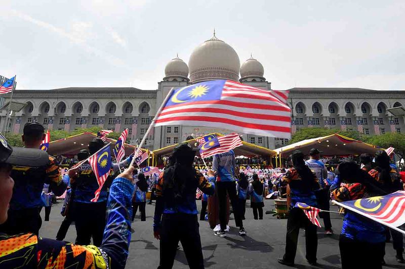 Ribuan pelajar mengikuti perayaan Hari Ulang Tahun (HUT) ke-66 Kemerdekaan Malaysia di Dataran Putrajaya, Putrajaya, Malaysia, Kamis (31/8/2022). Malaysia merayakan Hari Kebangsaan 2023 dengan tema Malaysia MADANI: Tekad Perpaduan, Penuhi Harapan. ANTARA FOTO/Rafiuddin Abdul Rahman