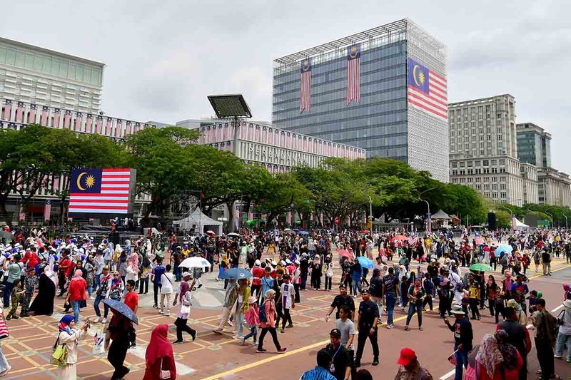 Ribuan pelajar dan warga mengikuti perayaan Hari Ulang Tahun (HUT) ke-66 Kemerdekaan Malaysia di Dataran Putrajaya, Putrajaya, Malaysia, Kamis (31/8/2022). Malaysia merayakan Hari Kebangsaan 2023 dengan tema Malaysia MADANI: Tekad Perpaduan, Penuhi Harapan. ANTARA FOTO/Rafiuddin Abdul Rahman