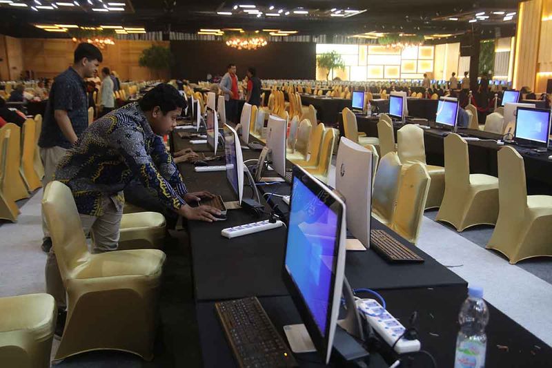 Sejumlah petugas menyiapkan komputer pada Media Center saat persiapan KTT ke-43 ASEAN di Jakarta Convention Center di Jakarta, Kamis (31/8/2023). KTT ASEAN yang merupakan pertemuan tahunan para pemimpin negara anggota ASEAN tersebut akan diselenggarakan pada tanggal 5-7 September 2023 di Jakarta. ANTARA FOTO/Prasetia Fauzani