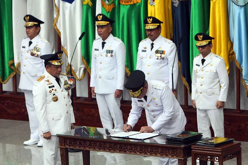 Menteri Dalam Negeri Tito Karnavian (kiri) menyaksikan Penjabat Gubernur Kalimantan Barat Harisson Azroi (kedua kanan) menandatangani pakta integritas saat pelantikan sembilan penjabat gubernur di Jakarta, Selasa (5/9/2023). Mendagri Tito Karnavian melantik sembilan penjabat gubernur yaitu Harisson Azroi (Kalimantan Barat), Hassanudin (Sumatra Utara), Bey Machmudin (Jawa Barat), Nana Sudjana (Jawa Tengah), Sang Made Mahendra Jaya (Bali), Ayodhia Kalake (NTT), Ridwan Rumasukun (Papua), Andap Budhi Revianto (Sulawesi Tenggara) dan Bahtiar Baharuddin (Sulawesi Selatan). ANTARA FOTO/Jessica Wuysang
