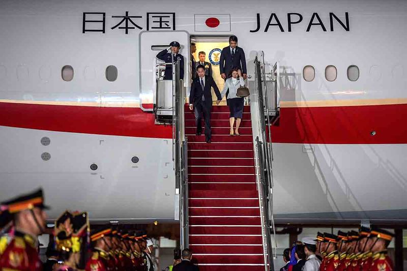 Perdana Menteri Jepang Fumio Kishida (kiri) bersama istri Yuko Kishida (kanan) menuruni tangga saat tiba di Terminal VVIP Bandara Soekarno Hatta, Banten, Selasa (5/9/2023). ANTARA FOTO/Media Center KTT ASEAN 2023/Raisan Al Farisi