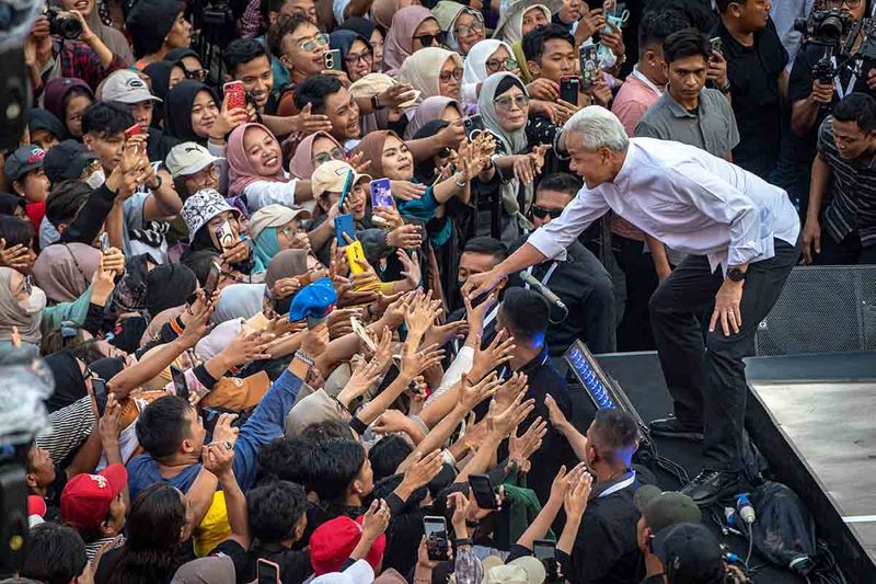 Gubernur Jawa Tengah Ganjar Pranowo (kanan) menyapa warga seusai memberikan pidato pada perpisahan bertajuk Pesta Rakyat Terima Kasih Jawa Tengah di halaman Kantor Gubernur Jawa Tengah, Semarang, Jawa Tengah, Selasa (5/9/2023). Pesta rakyat yang dihadiri ribuan masyarakat dari berbagai daerah di Jawa Tengah itu menjadi puncak perpisahan Gubernur Jawa Tengah Ganjar Pranowo periode tahun 2013-2018 dan 2019-2023 yang selanjutnya dijabat sementara oleh Komjen Pol (Purn) Nana Sudjana. ANTARA FOTO/Aji Styawan