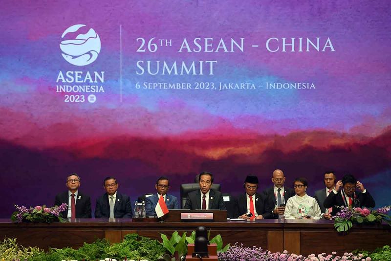 Presiden RI Joko Widodo didampingi Menko Polhukam Mahfud MD, Menko PMK Muhadjir Effendy, Menlu Retno Marsudi, Seskab Pramono Anung, Mendag Zulkifli Hasan, Mentan Syahrul Yasin Limpo menyampaikan pandangan saat KTT ke-26 ASEAN-China di Jakarta Convention Center, Jakarta, Rabu (6/9/2023). ANTARA FOTO/MEDIA CENTER KTT ASEAN 2023/M Agung Rajasa