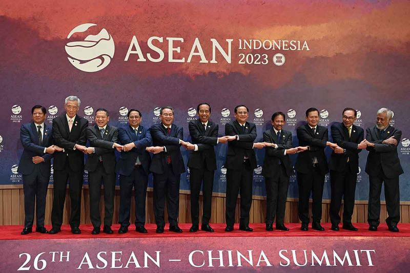 ktt-ke-26-asean-china-2 Presiden Joko Widodo (keenam kiri) berfoto bersama Premier of the People's Republic of China Li Qiang (kelima kiri) dan (dari kiri) Presiden Filipina Ferdinand Romualdez Marcos Jr, Perdana Menteri Singapura Lee Hsien Loong, Head of Delegation Thailand Sarun Charoensuwan, Perdana Menteri Vietnam Pham Minh Chinh, Perdana Menteri Laos Sonexay Siphandone, Sultan Brunei Darussalam Hassanal Bolkiah, Perdana Menteri Kamboja Hun Manet, Perdana Menteri Malaysia Dato Seri Anwar Ibrahim, dan Perdana Menteri Timor Leste Xanana Gusmao sebelum KTT ke-26 ASEAN-China di Jakarta, Rabu (6/9/2023). ANTARA FOTO/Media Center KTT ASEAN 2023/Zabur Karuru
