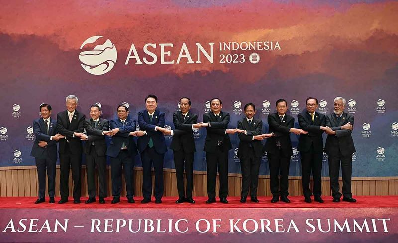 ktt-ke-24-asean-korea-3 Presiden Joko Widodo (keenam kiri) berfoto bersama (dari kiri) Presiden Filipina Ferdinand Romualdez Marcos Jr, Perdana Menteri Singapura Lee Hsien Loong, Head of Delegation of The Kingdom of Thailand Sarun Charoensuwan, Perdana Menteri Vietnam Pham Minh Chinh, Presiden Korea Yoon Suk Yeol, Perdana Menteri Laos Sonexay Siphandone, Sultan Brunei Darussalam Hassanal Bolkiah, Perdana Menteri Kamboja Hun Manet, Perdana Menteri Malaysia Dato Seri Anwar Ibrahim, dan Perdana Menteri Timor Leste Xanana Gusmao sebelum KTT ke-24 ASEAN-Korea di Jakarta, Rabu (6/9/2023). ANTARA FOTO/Media Center KTT ASEAN 2023/Zabur Karuru