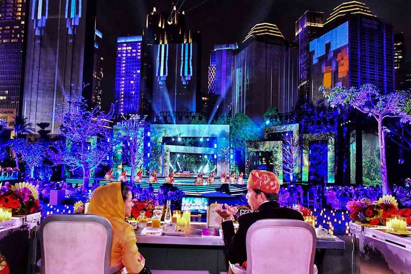 Presiden RI Joko Widodo dan Ibu Negara Iriana Joko Widodo menikmati pertunjukkan saat Gala Dinner KTT ke-43 ASEAN di Hutan Kota Plataran, Kompleks GBK, Senayan, Jakarta, Rabu (6/9/2023). ANTARA FOTO/HO/Istana Kepresidenan/Agus Suparto