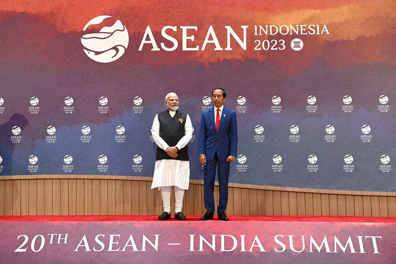 Presiden Joko Widodo (kanan), dan Perdana Menteri India Narendra Modi, berbincang di sela-sela foto bersama KTT ke-20 ASEAN-India di Jakarta, Kamis (7/9/2023). Media Center KTT ASEAN 2023/Dwi Prasetya