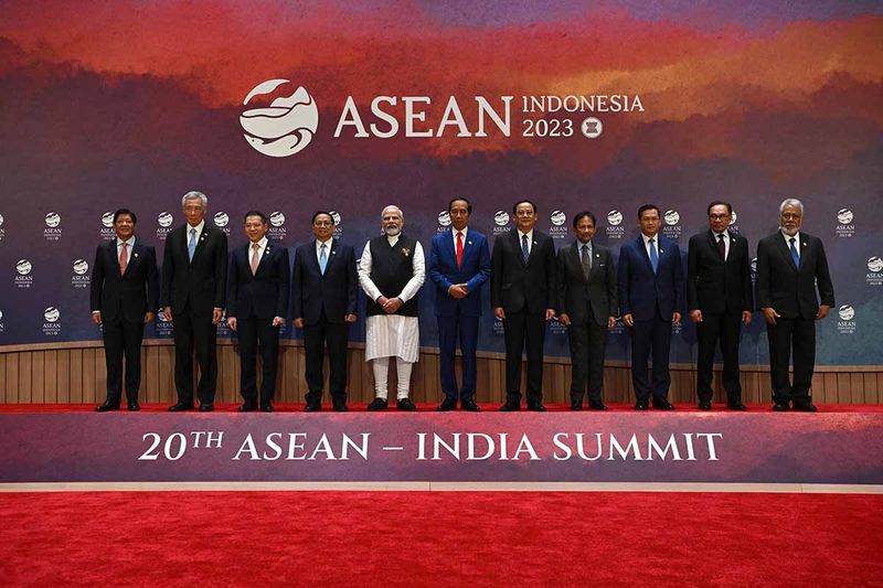 Presiden Joko Widodo (keenam kiri) berfoto bersama sejumlah kepala negara (dari kiri), Presiden Filipina Ferdinand Marcos Jr., Perdana Menteri Singapura Lee Hsien Loong, Head of Delegation of The Kingdom of Thailand Sarun Charoensuwan, Perdana Menteri Vietnam Pham Minh Chinh, Perdana Menteri India Narendra Modi, Perdana Menteri Laos Sonexay Siphandone, Sultan Brunei Darussalam Hassanal Bolkiah, Perdana Menteri Kamboja Hun Manet, Perdana Menteri Malaysia Dato Seri Anwar Ibrahim, dan Perdana Menteri Timor Leste Xanana Gusmao, sebelum KTT ke-20 ASEAN-India di Jakarta, Kamis (7/9/2023). Media Center KTT ASEAN 2023/Dwi Prasetya