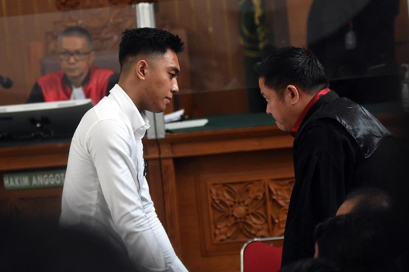 Terdakwa kasus penganiayaan kepada Cristalino David Ozora, Mario Dandy Satriyo (tengah) berdiskusi dengan kuasa hukumnya saat mengikuti sidang pembacaan putusan di Pengadilan Negeri Jakarta Selatan, Jakarta, Kamis (7/9/2023). Majelis hakim memvonis Mario dengan pidana penjara 12 tahun serta kewajiban membayar restitusi terhadap David sebesar Rp25,1 miliar. ANTARA FOTO/Indrianto Eko Suwarso