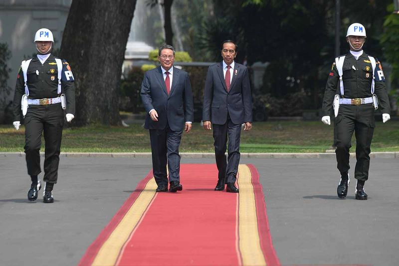 Presiden Joko Widodo (kedua kanan) berjalan bersama Perdana Menteri (PM) China Li Qiang (kedua kiri) sebelum melakukan pertemuan di halaman Istana Merdeka, Jakarta, Jumat (8/9/2023). Pertemuan tersebut membahas hubungan bilateral Indonesia - China. ANTARA FOTO/Hafidz Mubarak A