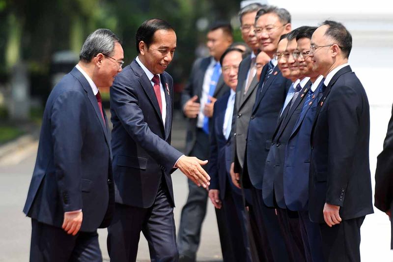 Presiden Joko Widodo (kedua kiri) menyambut kedatangan Perdana Menteri (PM) China Li Qiang (kiri) sebelum melakukan pertemuan di halaman Istana Merdeka, Jakarta, Jumat (8/9/2023). Pertemuan tersebut membahas hubungan bilateral Indonesia - China. ANTARA FOTO/Hafidz Mubarak A