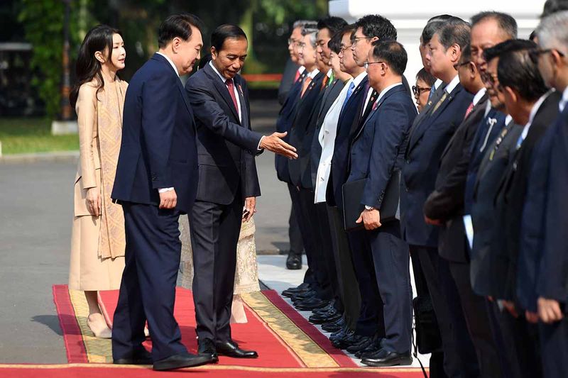 Presiden Joko Widodo (ketiga kiri) menyambut kedatangan Presiden Korea Selatan Yoon Suk-yeol (kedua kiri) dan Ibu Kim Keon-Hee (kiri) sebelum melakukan pertemuan di halaman Istana Merdeka, Jakarta, Jumat (8/9/2023). Pertemuan tersebut membahas hubungan bilateral Indonesia - Korea Selatan. ANTARA FOTO/Hafidz Mubarak A