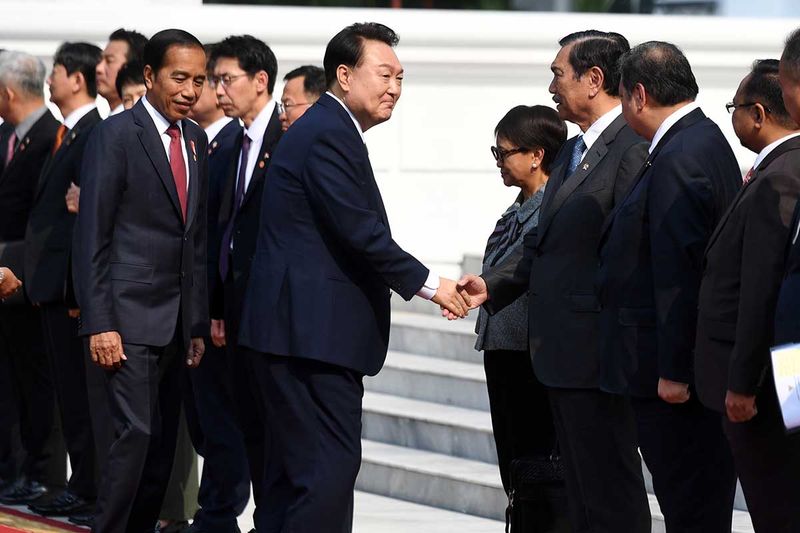 Presiden Joko Widodo (kiri) memperkenalkan menteri-menterinya kepada Presiden Korea Selatan Yoon Suk-yeol (tengah) sebelum melakukan pertemuan di halaman Istana Merdeka, Jakarta, Jumat (8/9/2023). Pertemuan tersebut membahas hubungan bilateral Indonesia - Korea Selatan. ANTARA FOTO/Hafidz Mubarak A