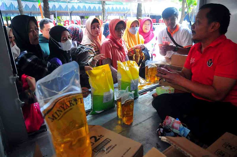 Sejumlah warga membeli minyak goreng saat kegiatan Gerakan Pangan Murah (GPM) di Mejobo, Kudus, Jawa Tengah, Jumat (8/9/2023). Gerakan Pangan Murah yang digelar Dinas Pertanian dan Pangan (Dispertan) setempat bekerja sama dengan Badan Pangan Nasional tersebut menjual berbagai macam kebutuhan pokok dengan harga lebih murah guna menstabilkan harga bahan pangan serta untuk menekan laju inflasi. ANTARA FOTO/Yusuf Nugroho