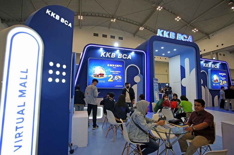 Pengunjung mencari informasi tentang produk kredit kendaraan bermotor (KKB) BCA yang ada di BCA Expo 2023 di Indonesia Convention Exibation (ICE), Serpong, Kabupaten Tangerang, Banten, Jumat (8/9/2023). BCA Expo yang menghadirkan serangkaian promo menarik produk BCA tersebut bertujuan untuk memudahkan masyarakat dalam memiliki kendaraan dan hunian idaman serta produk perbankan BCA lainnya secara konvensional dan syariah, pameran ini berlangsung hingga Minggu (10/9) mendatang. ANTARA FOTO/Muhammad Iqbal