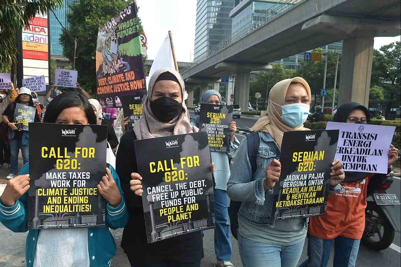 Anggota organisasi masyarakat sipil melakukan aksi di depan Kedutaan Besar India di Jakarta, Jumat (8/9/2023). Mereka menuntut pembahasan penghapusan utang untuk negara-negara berkembang dan keadilan iklim dengan percepatan pengembangan energi terbarukan yang ramah lingkungan pada Konferensi Tingkat Tinggi (KTT) G20 di India. ANTARA FOTO/ Fakhri Hermansyah