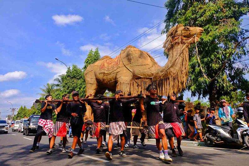 Peserta mengarak patung saat kirab budaya Moro Borobudur 2023 di Borobudur, Magelang, Jateng, Jumat (8/9/2023). Moro Borobudur yang bermakna datang ke Borobudur merupakan event seni budaya, pameran UMKM dan ajang industri kreatif bagi pelaku wisata guna meningkatkan kunjungan wisatawan ke kawasan Borobudur. ANTARA FOTO/Anis Efizudin