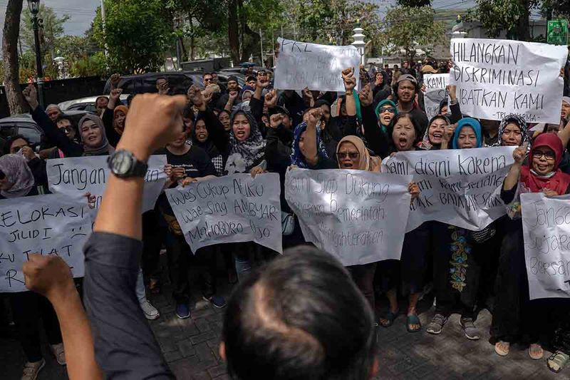 Pedagang kaki lima (PKL) di Teras Malioboro 2 (TM2) melakukan aksi damai di Kantor DPRD Kota Yogyakarta, Timoho, Yogyakarta, Jumat (8/9/2023). Dalam aksi tersebut mereka menuntut adanya tranparansi tentang relokasi tahap 2 dan mereka menilai pasca relokasi tahap 1 masih menyisakan beberapa masalah seperti pendapatan pedagang yang menurun drastis, infrastruktur yang tidak layak.ANTARA FOTO/Andreas Fitri Atmoko