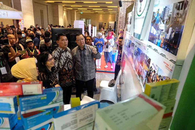 Ketua Umum Gabungan Pengusaha Farmasi Indonesia (GPFI) Ferry A. Soetikno (kanan) bersama Wakil Wali Kota Solo Teguh Prakosa (kedua kanan) dan Plt Deputi Bidang Pengawasan Obat, Narkotika, Psikotropika, Prekursor dan Zat Adiktif BPOM RI Togi Junice Hutadjulu (kedua kiri) meninjau pameran produk farmasi dan UMKM saat pembukaan Rakernas GPFI tahun 2023 di Kota Solo, Jawa Tengah, Jumat (8/9/2023). Rakernas ini digelar untuk rancang strategi transformasi usaha farmasi agar dapat memajukan usaha farmasi di Indonesia. ANTARA FOTO/Maulana Surya