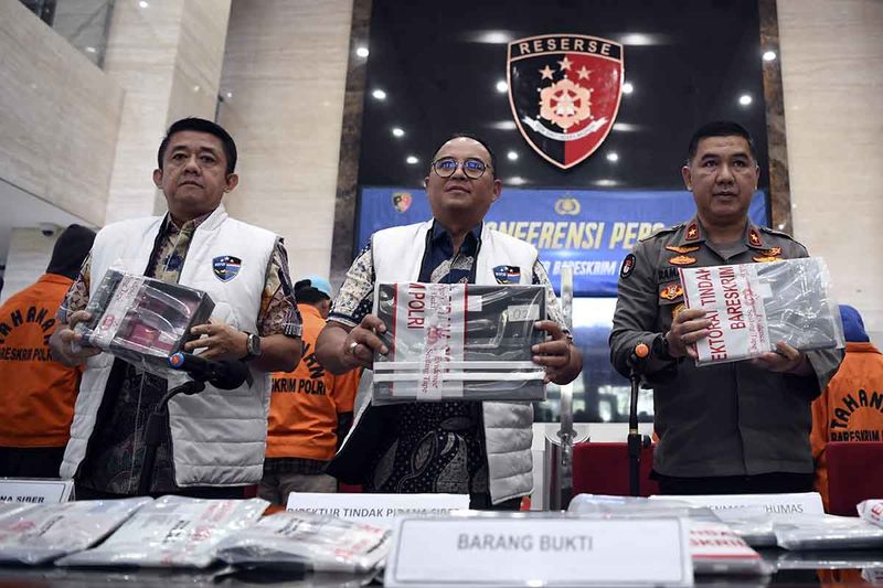 Kepala Biro Penerangan Masyarakat (Karopenmas) Divisi Humas Polri Brigjen Pol. Ahmad Ramadhan (kanan) didampingi Wakil Direktur Tindak Pidana Siber Bareskrim Polri Kombes. Pol. Dani Kustoni (tengah) menunjukkan barang bukti dari Tindak Pidana Pencucian Uang (TPPU) saat ungkap kasus di Bareskrim, Mabes Polri, Jakarta, Jumat (8/9/2023). Direktorat Tindak Pidana Siber (Dittipidsiber) Bareskrim Polri berhasil amankan 11 orang tersangka TPPU terkait judi online dengan menyita barang bukti berupa 12 laptop, 21 unit handphone, dan satu kotak kartu simcard yang merupakan hasil patroli rutin untuk memberantas perjudian online. ANTARA FOTO/M Risyal Hidayat