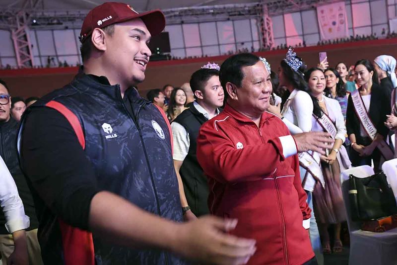 Menpora Dito Ariotedjo (kiri) berjalan bersama dengan Menhan Prabowo Subianto saat peringatan Hari Olahraga Nasional (Haornas) 2023 di Jakarta International Velodrome, Rawamangun, Jakarta, Sabtu (9/9/2023). Peringatan Haornas ke-40 bertemakan Gelanggang Semangat Pemenang yang mencerminkan semangat kompetitif dan tekad kuat dalam meraih kemenangan. ANTARA FOTO/M Risyal Hidayat