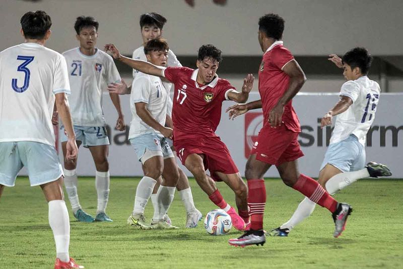 Pesepakbola Timnas Indonesia Rafael William Struick (ketiga kanan) berusaha melewati hadangan pesepakbola Chinese Taipei pada pertandingan grup K kualifikasi Piala Asia U-23 AFC 2024 di Stadion Manahan, Solo, Jawa Tengah, Sabtu (9/9/2023). Timnas Indonesia menang atas Chinese Taipei dengan skor 9-0. ANTARA FOTO/Mohammad Ayudha