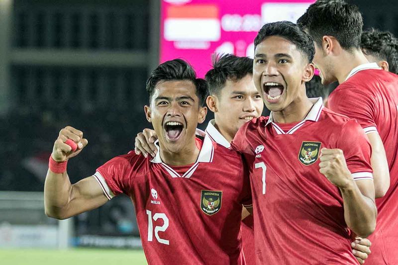 Pesepakbola Timnas Indonesia Marcelino Ferdinan (kanan) berselebrasi bersama Pratama Arhan (kiri) usai berhasil mencetak gol ke gawang Chinese Taipei pada pertandingan grup K kualifikasi Piala Asia U-23 AFC 2024 di Stadion Manahan, Solo, Jawa Tengah, Sabtu (9/9/2023). Timnas Indonesia menang atas Chinese Taipei dengan skor 9-0. ANTARA FOTO/Mohammad Ayudha