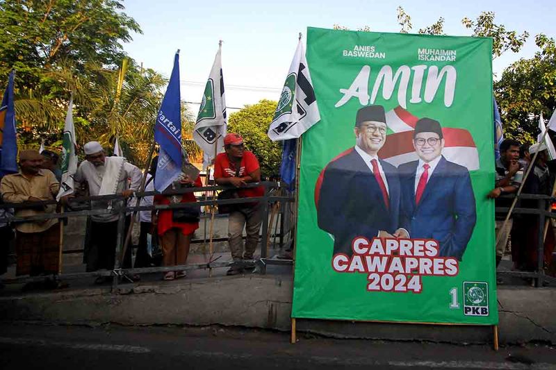 Warga menunggu kedatangan Bacapres Anies Baswedan dan Bacawapres Muhaimin Iskandar di sekitar kawasan Makam Sunan Ampel di Surabaya, Jawa Timur, Sabtu (9/9/2023). Kunjungan Anies Baswedan dan Muhaimin Iskandar dalam rangka berziarah ke Makam Sunan Ampel yang merupakan salah satu penyebar Agama Islam di Pulau Jawa. ANTARA FOTO/Moch Asim