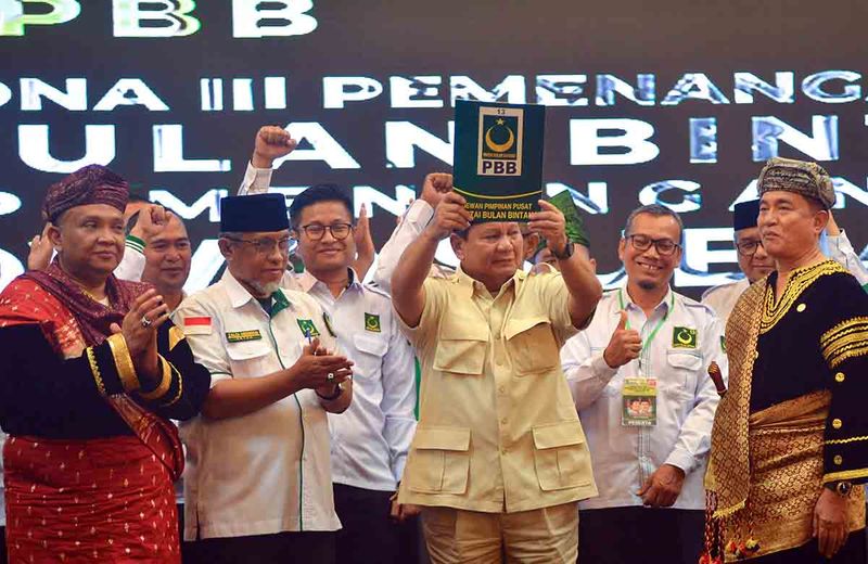 Ketua Umum Partai Gerindra Prabowo Subianto memegang lambang Partai Bulan Bintang (PBB) didampingi Ketua Umum PBB Yusril Ihza Mahendra (kanan) dan Sekjen PBB Afriansyah Noor (kiri) usai mendengarkan pembacaan komitmen bersama saat konsolidasi zona III di Padang, Sumatera Barat, Sabtu (9/9/2023). PBB menggelar konsolidasi zona III meliputi pulau Sumatera, Provinsi Banten dan DKI Jakarta untuk pemenangan pemilihan legislatif partai berlambang bulan dan bintang itu serta mewujudkan dukungan pemenangan Prabowo Subianto sebagai Calon Presiden 2024. ANTARA FOTO/Iggoy el Fitra