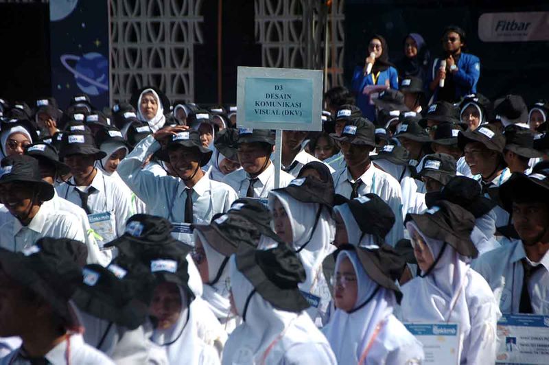 Sejumlah mahasiswa baru mengikuti Pengenalan Kehidupan Kampus Mahasiswa Baru (PKKMB) di Kampus Politeknik Harapan Bersama (Poltek Harber) Tegal, Jawa Tengah, Senin (11/9/2023). PKKMB 2023 dengan tema Berkarakter, Berinovasi, dan Menginspirasi yang diikuti 802 mahasiswa tersebut sebagai bentuk pengenalan terhadap kampus, memperkenalkan diri antar sesama mahasiswa dan memberikan inspirasi kepada teman, masyarakat, dan lingkungan. ANTARA FOTO/Oky Lukmansyah