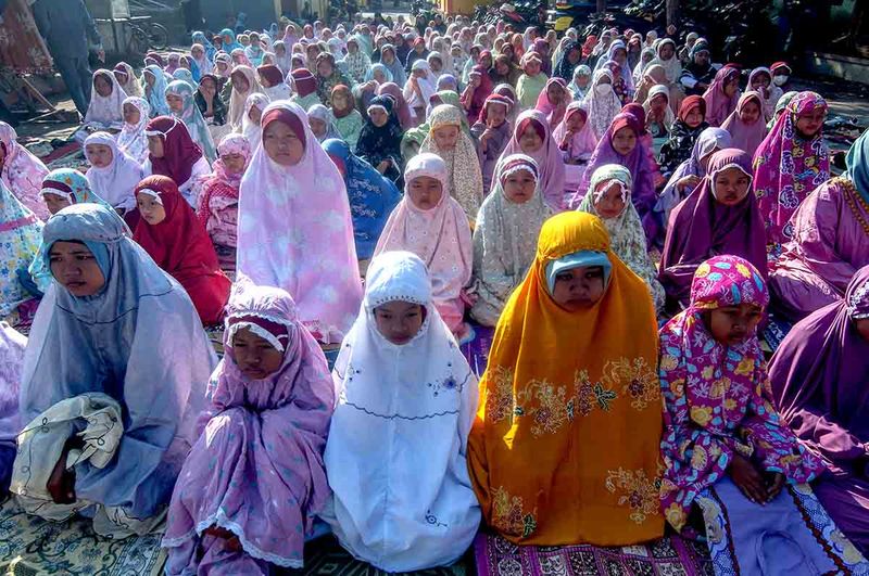 Sejumlah siswa sekolah dasar melakukan salat Istisqa di SD Muhammadiyah Program Khusus Banyudono, Boyolali, Jawa Tengah, Senin (11/9/2023). Salat Istisqa yang dilakukan siswa dan guru tersebut bertujuan untuk meminta turunnya hujan di wilayah Boyolali dan sejumlah daerah dikarenakan musim kemarau berdampak pada kesulitan air untuk kebutuhan hidup dan pertanian. ANTARA FOTO/Aloysius Jarot Nugroho