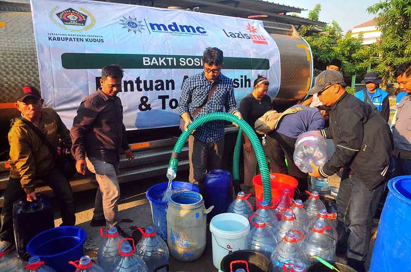 Sejumlah anggota Persatuan Wartawan Indonesia (PWI) Kudus bersama relawan MDMC menyalurkan bantuan air bersih di wilayah terdampak kekeringan di Desa Glagahwaru, Undaan, Kudus, Jawa Tengah, Senin (11/9/2023). Penyaluran air bersih sebanyak 8.500 liter itu sebagai kepedulian kepada warga terdampak kekeringan, sementara hingga 11 September 2023 sebanyak enam desa di tiga kecamatan di kabupaten itu dilanda kekeringan dengan warga terdampak mencapai 1.153 KK (3.807 jiwa). ANTARA FOTO/Yusuf Nugroho
