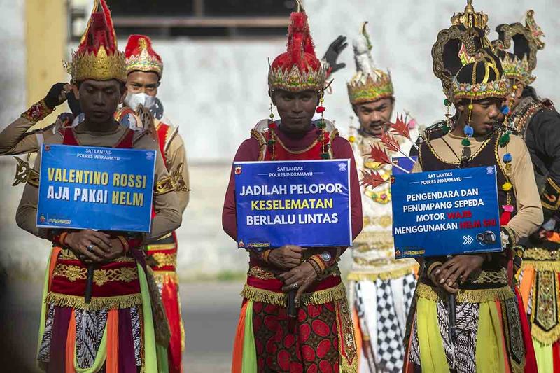 Sejumlah seniman membawa poster imbauan tertib berlalu lintas saat kegiatan sosialisasi Operasi Zebra Lodaya di Indramayu, Jawa Barat, Senin (11/9/2023). Polres Indramayu menggandeng sejumlah seniman daerah untuk mensosialisasikan dan mengajak masyarakat menjaga ketertiban dan keselamatan ketika berkendara. ANTARA FOTO/Dedhez Anggara