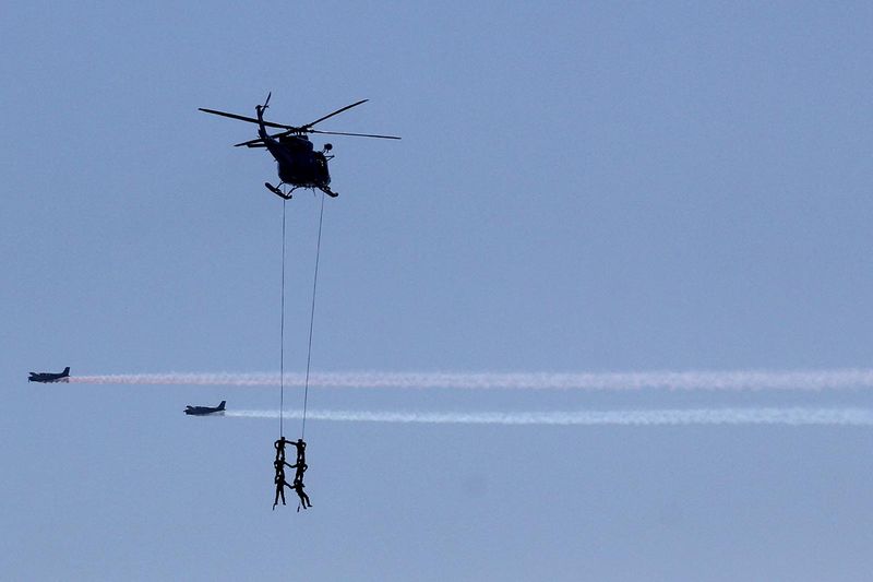 Sejumlah personel TNI Angkatan Laut melakukan Stabo (Suspention Tactical Airbourne Operations) saat simulasi penanggulangan terorisme pada peringatan HUT ke-78 TNI Angkatan Laut di Koarmada II, Surabaya, Jawa Timur, Senin (11/9/2023). Simulasi penanggulangan teror itu digelar dalam puncak peringatan HUT ke-78 TNI Angkatan Laut yang mengangkat tema Dengan Semangat Jalesveva Jayamahe, Terus Melaju Untuk Indonesia Maju. ANTARA FOTO/Didik Suhartono