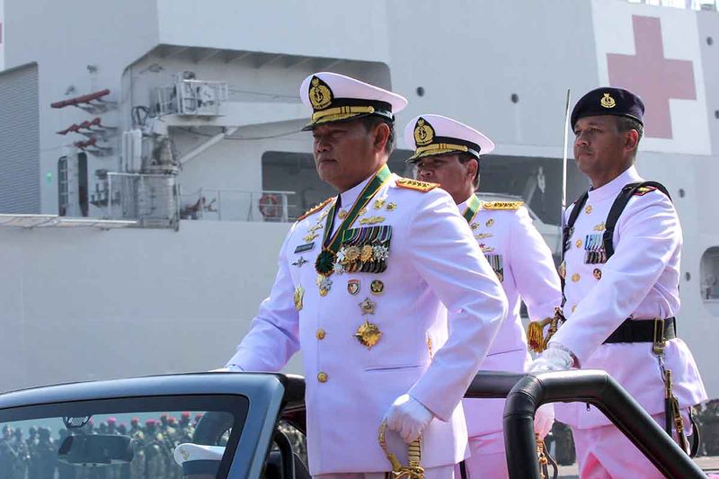 Panglima TNI Laksamana TNI Yudo Margono (kiri) menginspeksi pasukan saat upacara peringatan HUT ke-78 TNI Angkatan Laut di Koarmada II, Surabaya, Jawa Timur, Senin (11/9/2023). Puncak peringatan HUT ke-78 TNI Angkatan Laut itu mengangkat tema Dengan Semangat Jalesveva Jayamahe, Terus Melaju Untuk Indonesia Maju. ANTARA FOTO/Didik Suhartono