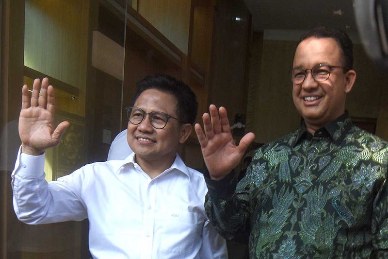 Ketua Umum Partai Kebangkitan Bangsa (PKB) yang juga bacawapres Muhaimin Iskandar (kiri) bersama bakal calon presiden Koalisi Perubahan Anies Baswedan (kanan) saat tiba di kantor DPP PKB, Jakarta, Senin (11/9/2023). Pertemuan tersebut membahas rapat pemenangan bersama pengurus DPP PKB. ANTARA FOTO/Indrianto Eko Suwarso