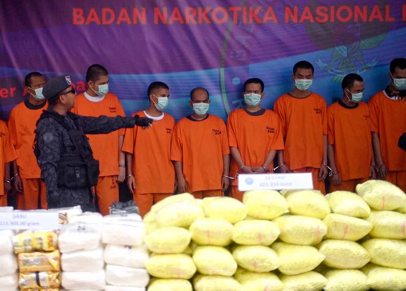 Sejumlah tersangka dihadirkaan saat pemusnahan narkoba di kantor Badan Narkotika Nasional (BNN), Jakarta, Senin (11/9/2023). BNN memusnahkan barang bukti tindak pidana narkotika berupa 115,905 gram sabu, 323.359 butir ekstasi, 61.140 butir tablet narkotika, 234 gram tembakau sintetis serta 51.682,7 gram ganja yang berhasil disita dari 19 orang tersangka dari 13 kasus yang berhasil diungkap. ANTARA FOTO/Akbar Nugroho Gumay