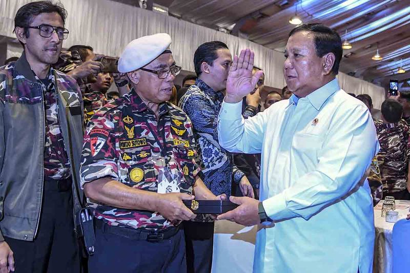 Menhan Prabowo Subianto (kanan) menerima cinderamata dari Ketua Umum FKPPI Ponco Sutowo (kiri) saat menghadiri acara HUT ke-45 FKPPI di Jakarta, Selasa (12/9/2023). Dalam paparannya Prabowo Subianto mengatakan bahwa sebagai anak bangsa harus bangga dan mendukung buatan dalam negeri. ANTARA FOTO/Muhammad Adimaja