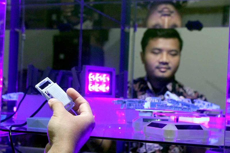 Pekerja kreatif mengeringkan miniatur mobil dengan menggunakan mesin pengering berteknologi digital di Amescale Workshop, Dau, Malang, Jawa Timur, Selasa (12/9/2023). Teknologi digital berupa mesin cetak tiga dimensi dan mesin pengering ultra violet tersebut mampu menghasilkan berbagai produk miniatur dengan kapasitas produksi sekitar 60 unit per bulan serta memiliki skala ukuran yang presisi sehingga harga jual di pasaran relatif lebih tinggi dibandingkan miniatur manual yakni berkisar Rp400 ribu hingga jutaan rupiah tergantung model. ANTARA FOTO/Ari Bowo Sucipto