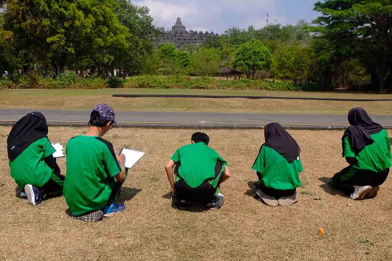 Sejumlah pelajar penyandang tunarungu wicara siswa SLB N 2 Bantul membuat sketsa Candi Borobudur di Taman Lumbini kompleks Taman Wisata Candi (TWC) Borobudur, Magelang, Jateng, Selasa (12/9/2023). Kegiatan kunjungan ke Candi Borobudur oleh pelajar penyandang disabilitas tersebut difasilitasi TWC Borobudur sebagai komitmen merealisasikan destinasi wisata inklusif bagi semua pihak untuk menunjang pengembangan pariwisata yang berkelanjutan. .ANTARA FOTO/Anis Efizudin