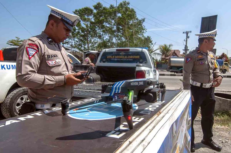 Anggota Ditlantas Polda Jawa Tengah mempersiapkan drone saat Operasi Zebra Candi di Salatiga, Jawa Tengah, Selasa (12/9/2023). Ditlantas Polda Jawa Tengah bersama Satlantas Polres Salatiga melakukan Operasi Zebra Candi dengan menggunakan teknologi Electronic Traffic Law Enforcement (ETLE) drone sehingga dapat mempermudah dalam menindak pelanggar lalu lintas yang diharapkan dapat meningkatkan kedisiplinan masyarakat dalam berlalu lintas. ANTARA FOTO/Aloysius Jarot Nugroho