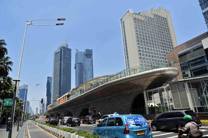 Kendaraan melintas kawasan Bundaran HI dengan latar belakang langit yang biru di Jakarta, Selasa (12/9/2023). Setelah sempat mencapai angka 172 atau masuk dalam kategori tidak sehat berdasarkan data IQAir, kualitas udara jakarta hari ini pada pukul 12.31 membaik di angka 105 atau tidak sehat untuk kelompok yang sensitif. ANTARA FOTO/Akbar Nugroho Gumay