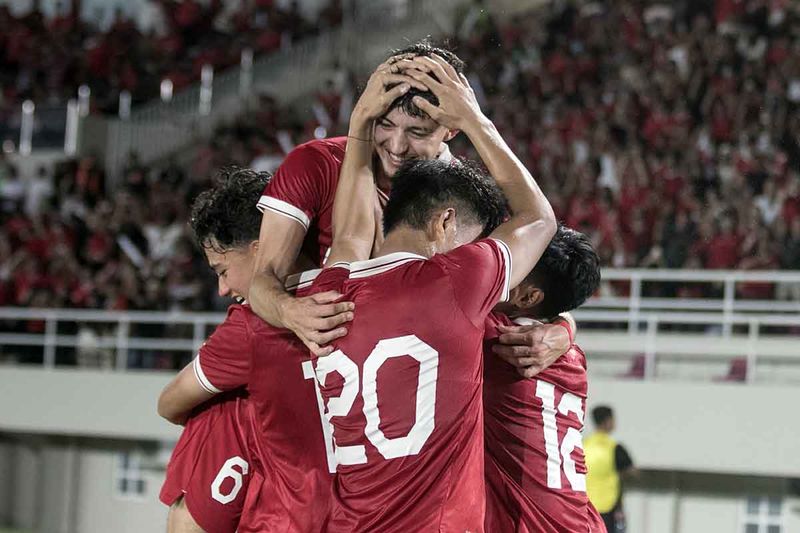 Pesepakbola Timnas Indonesia Ivar Jenner (atas) berselebrasi bersama rekannya usai berhasil mencetak gol ke gawang Turkmenistan pada pertandingan grup K kualifikasi Piala Asia U-23 AFC 2024 di Stadion Manahan, Solo, Jawa Tengah, Selasa (12/9/2023). Timnas Indonesia U-23 menang atas Turkmenistan dengan skor 2-0 dan memastikan lolos ke putaran final Piala Asia U-23 Qatar 2024. ANTARA FOTO/Mohammad Ayudha