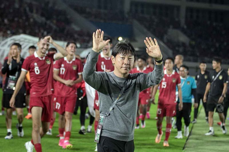 Pelatih Timnas Indonesia Shin Tae Yong melambaikan tangan kearah suporter usai pertandingan melawan Turkmenistan pada pertandingan grup K kualifikasi Piala Asia U-23 AFC 2024 di Stadion Manahan, Solo, Jawa Tengah, Selasa (12/9/2023). Timnas Indonesia U-23 menang atas Turkmenistan dengan skor 2-0 dan memastikan lolos ke putaran final Piala Asia U-23 Qatar 2024. ANTARA FOTO/Mohammad Ayudha