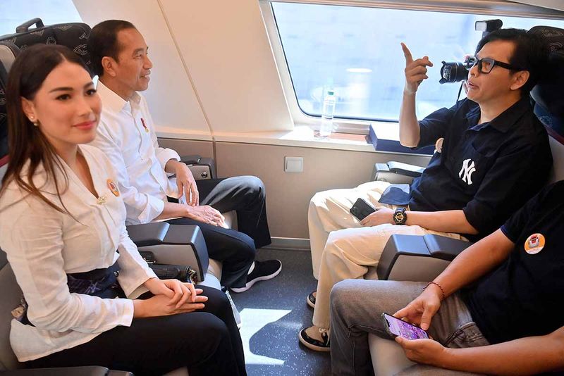 Presiden Joko Widodo (kedua kiri) bersama sejumlah influencer duduk di dalam kereta cepat rute Jakarta-Bandung, Rabu (13/9/2023). Kegiatan tersebut dalam rangka uji coba kereta cepat. ANTARA FOTO/Akbar Nugroho Gumay