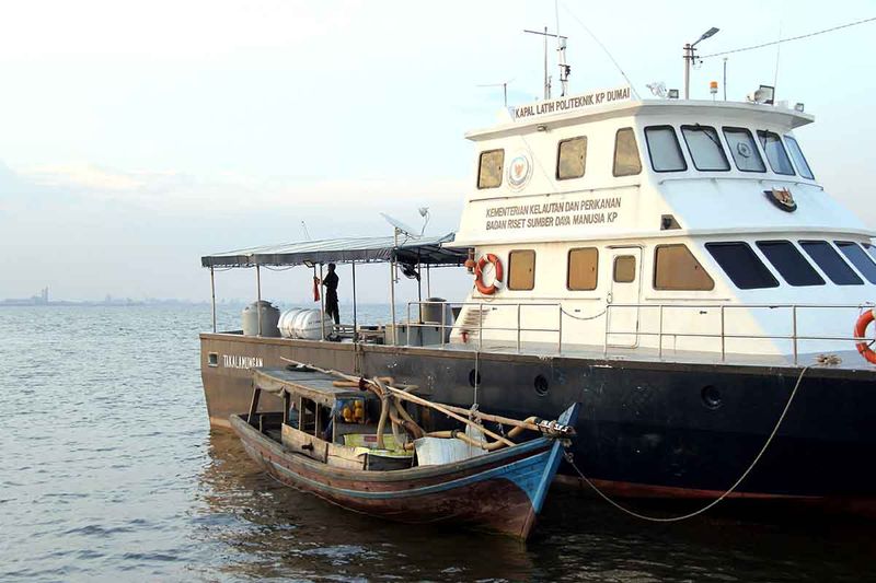 Sebuah kapal isap pasir laut ilegal ditambatkan di samping kapal Kementerian Kelautan dan Perikanan (KKP) di Pelabuhan Tempat Pelelangan Ikan (TPI) Purnama Dumai, Kota Dumai, Riau, Rabu (13/9/2023). Kapal Pengawas Kelautan dan Perikanan Hiu 01 menghentikan dua kapal pengangkut pasir ilegal, satu kapal isap dan sejumlah pekerjanya yang beroperasi menambang pasir laut tanpa ijin di Perairan Rupat Bengkalis pada Selasa (12/9).ANTARA FOTO/Aswaddy Hamid
