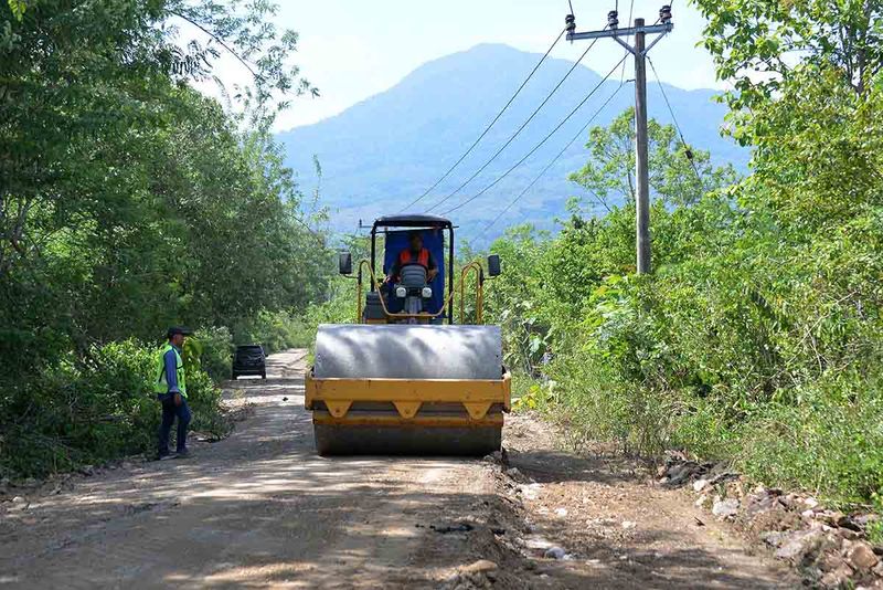 Pekerja mengoperasikan alat berat saat perbaikan jalan daerah yang terkoneksi dengan jalan nasional di pedalaman Kabupaten Aceh Besar, Aceh, Rabu (13/9/2023). Kementerian Pekerjaan Umum dan Perumahan Rakyat (PUPR) pada tahun 2023 mengalokasikan anggaran sebesar Rp14,6 triliun untuk perbaikan sekitar 6.000 km jalan daerah dan 2.300 meter jembatan guna mempercepat peningkatan koneksitas dan perekonomian daerah. ANTARA FOTO/Ampelsa