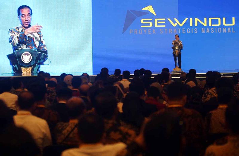 Presiden Joko Widodo memberikan sambutannya saat menghadiri acara Sewindu Proyek Strategi Nasional (PSN) di Jakarta, Rabu (13/9/2023). Sewindu PSN yang selenggarakan Kementerian Koordinator Bidang Perekonomian tersebut untuk memberikan laporan capaian positif delapan tahun PSN kepada masyarakat. ANTARA FOTO/Muhammad Iqbal